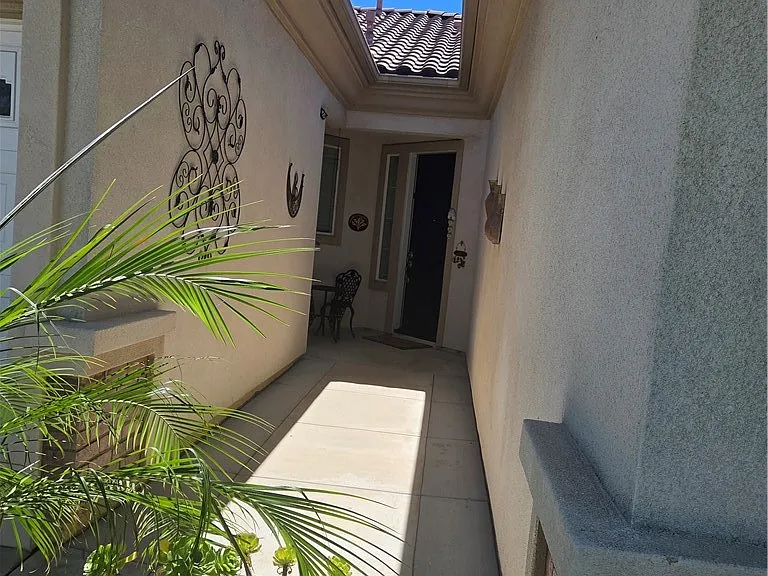 1704 Reyes Ln — Photo 2