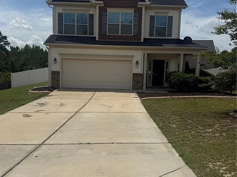 726 Century Dr — Photo 2