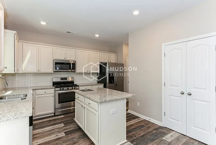 319 Lanier Ct — Photo 10
