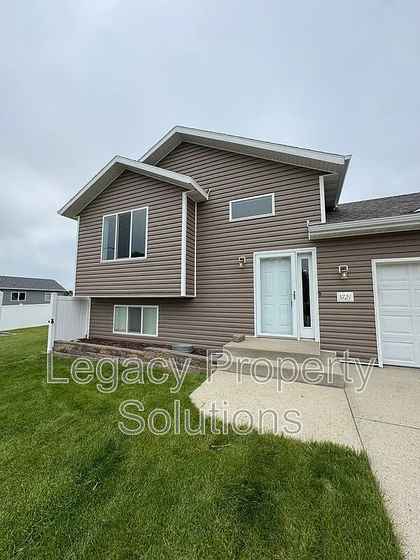 4 bed, 2.0 bath, 1934 sqft, $2,600 — Photo 2