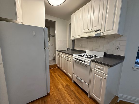 4th image of 304 E 83rd St #3E