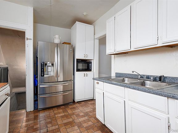 4th image of 7100 Cahalan St