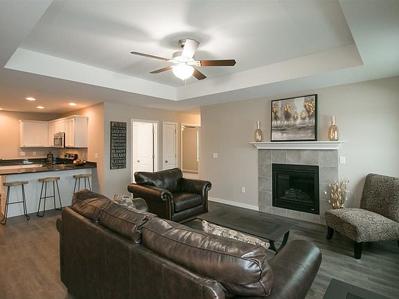 4th image of 1133 Redbud Ave