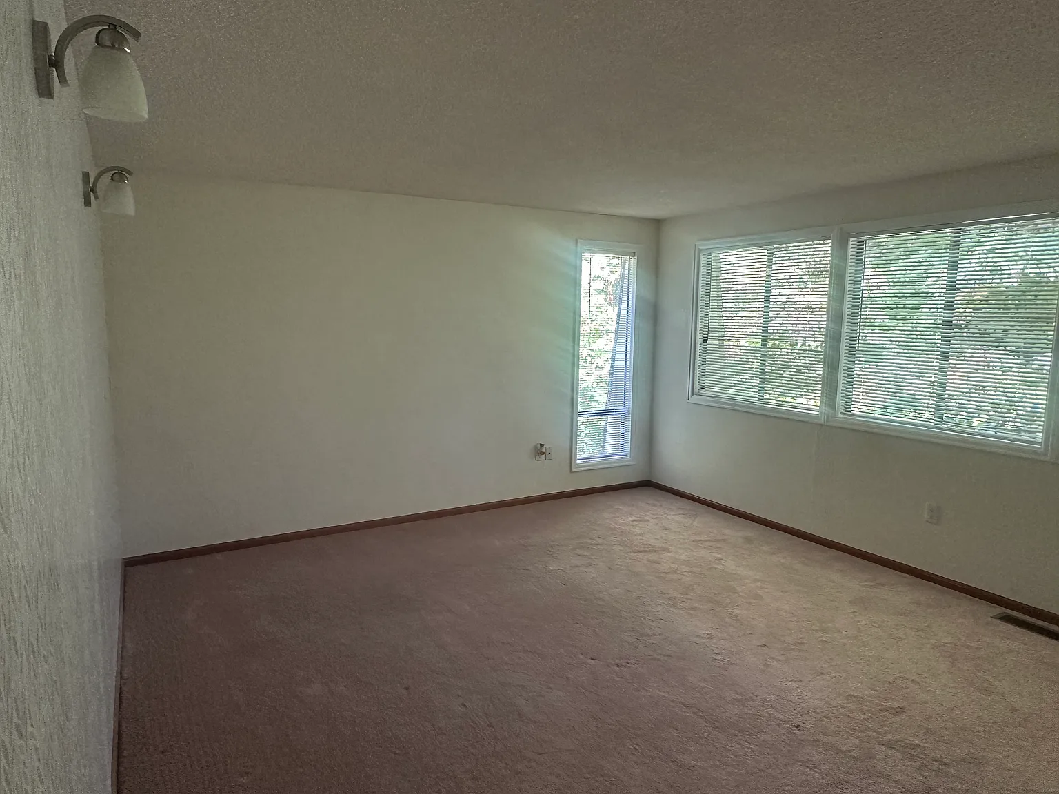 Larch Way, Lynnwood — Photo 2