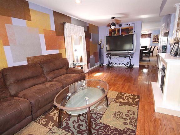 5th image of 332 Huguenot Ave