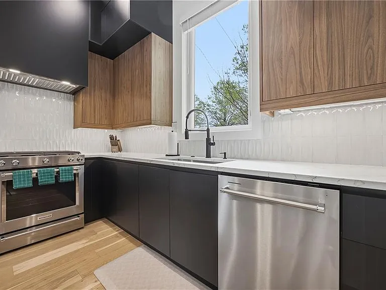 Markham St SW — Photo 9