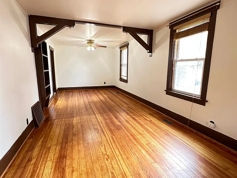 718 Washington St — Photo 1
