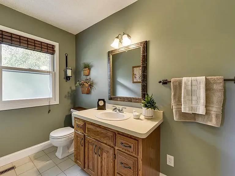 Main bedroom en suite - full bathroom