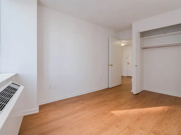 180 Riverside Boulevard image 28 of 71