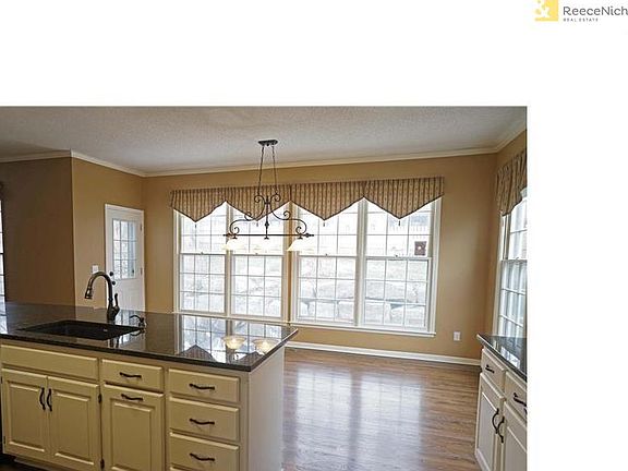 Beautiful wall of windows in kitchen eating area