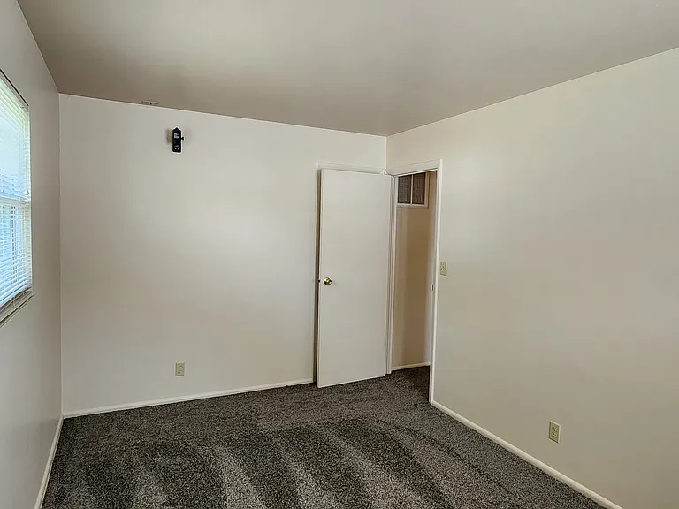 2238 E Linnhill Ln — Photo 6