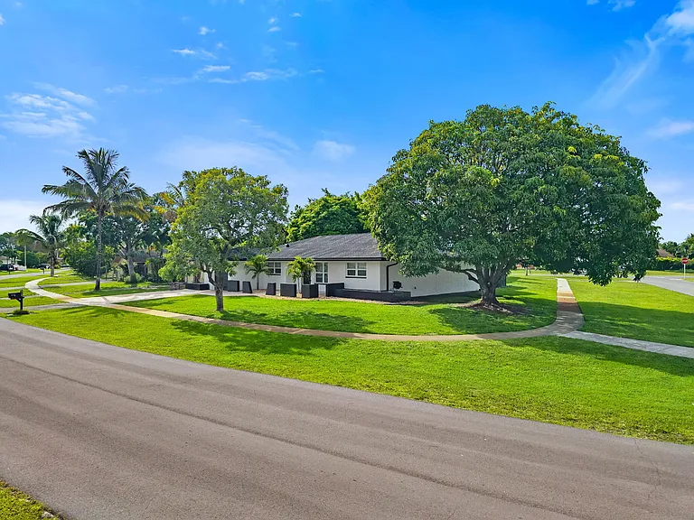 908 Hibiscus Dr — Photo 31