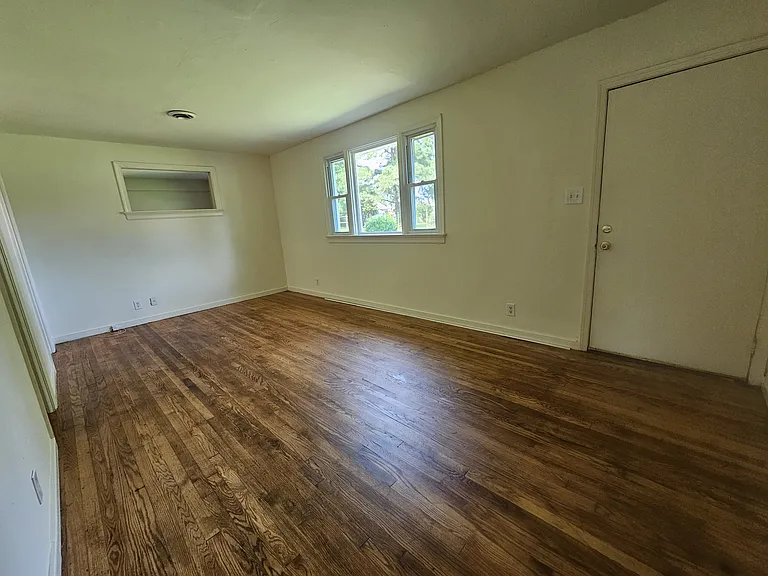 3402 Montclair Rd — Photo 2