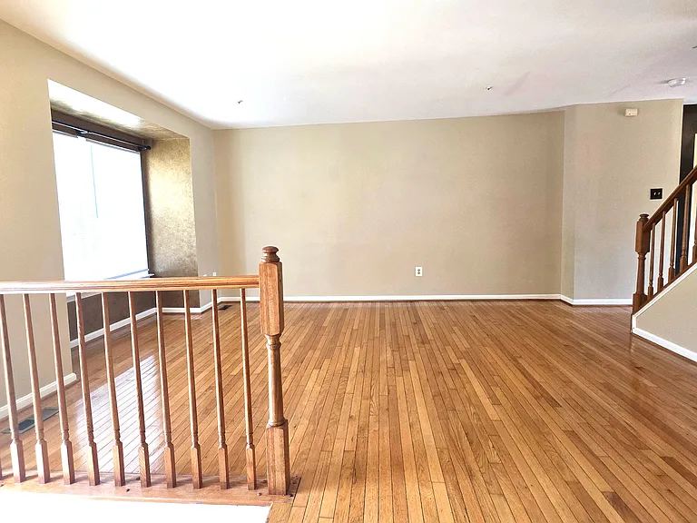 940 Newington Ct — Photo 2