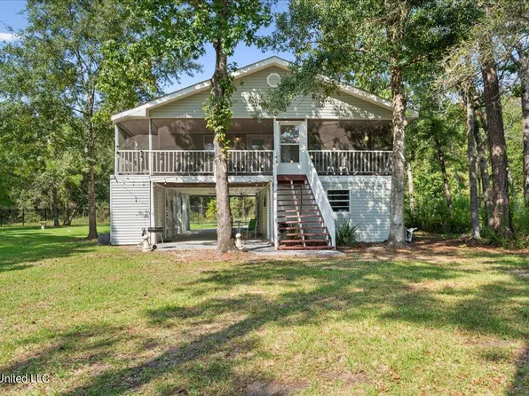 11136 Lake Dr, Bay Saint Louis, MS 39520