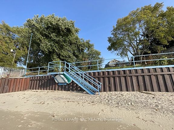 3rd image of 2594 Lakeshore Rd