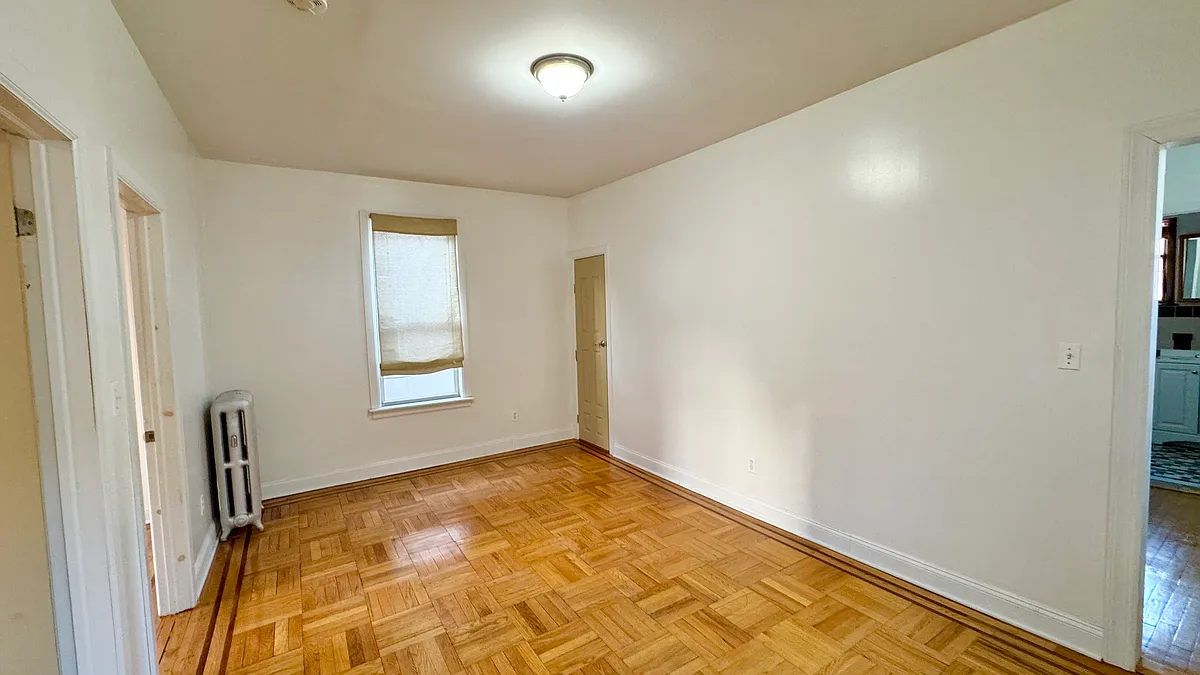 Building Photo - 1531 W 10th St #2