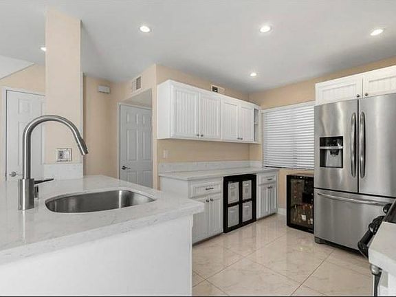 2nd image of 21551 Burbank Blvd Unit 116