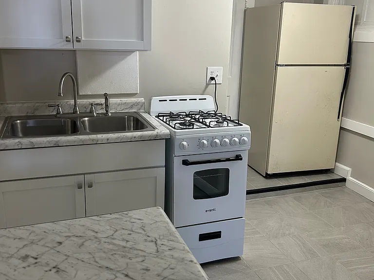 607 N 40th St #5 — Photo 2