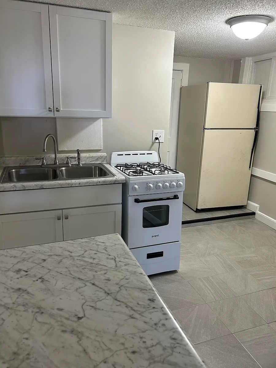 Building Photo - 607 N 40th St #5
