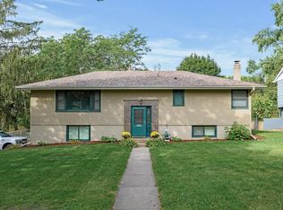 2547 Avon St N, Roseville, MN 55113
