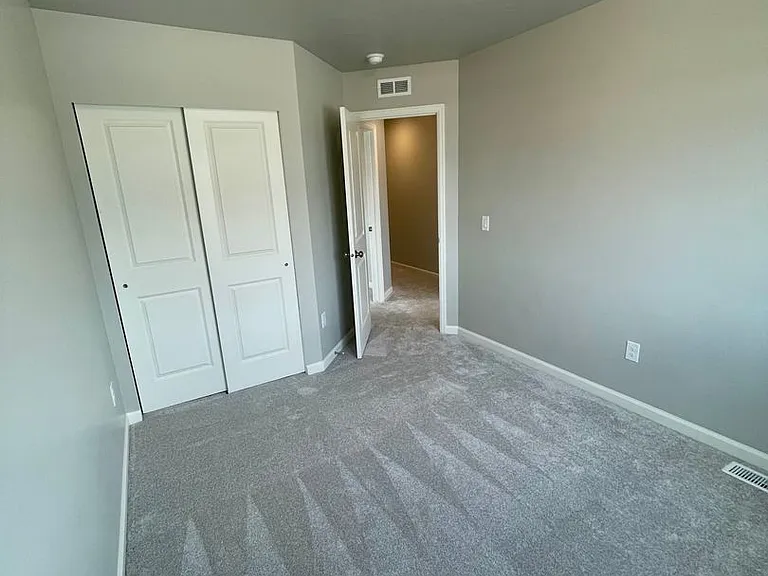 251 N Riverside Dr — Photo 11