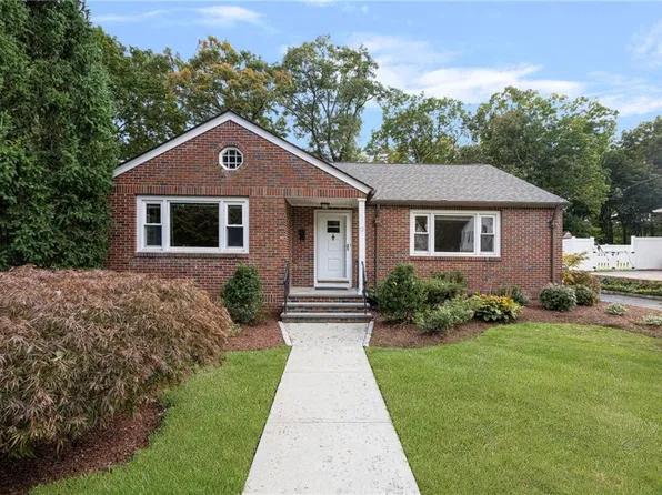 12 Bowen St, Johnston, RI 02919
