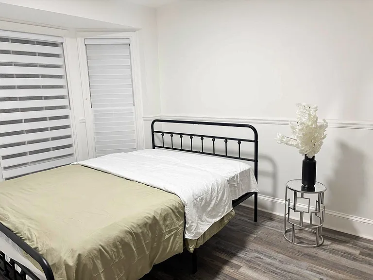 Room 4 with a closet