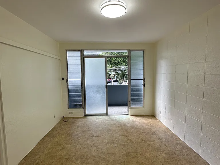 909 University Ave — Photo 2