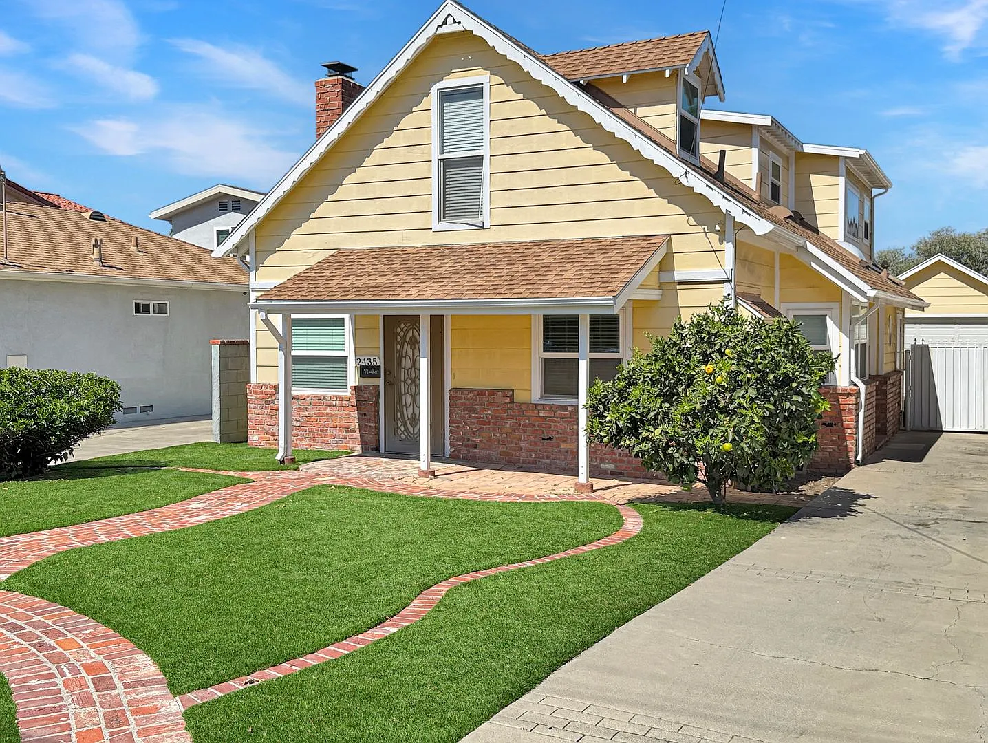 Updated Spacious 3 Bedroom + Private Den! — Photo 1