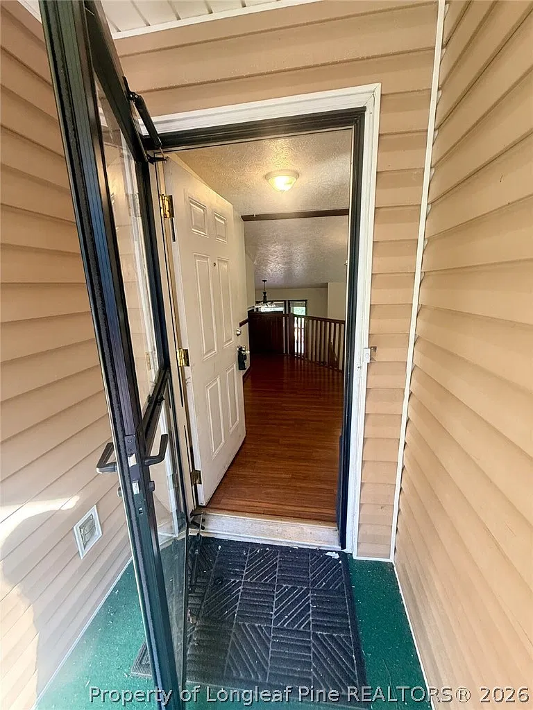 3 bed, 2.0 bath, 2200 sqft, $1,450 — Photo 2