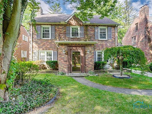 2nd image of 2707 Meadowwood Dr
