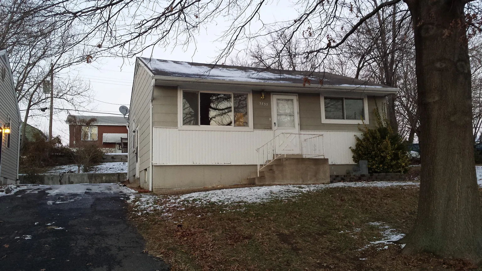 3733 Roswell Ave photo 1