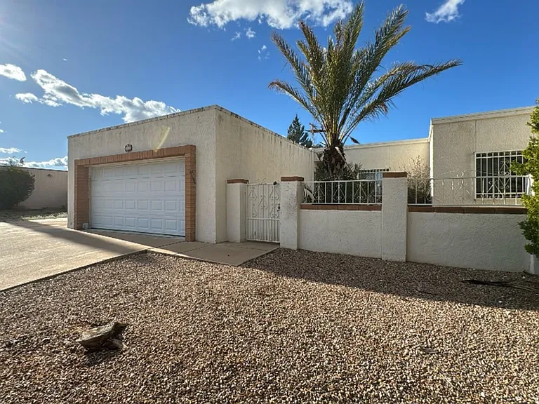1041 Carmelita Dr — Photo 2