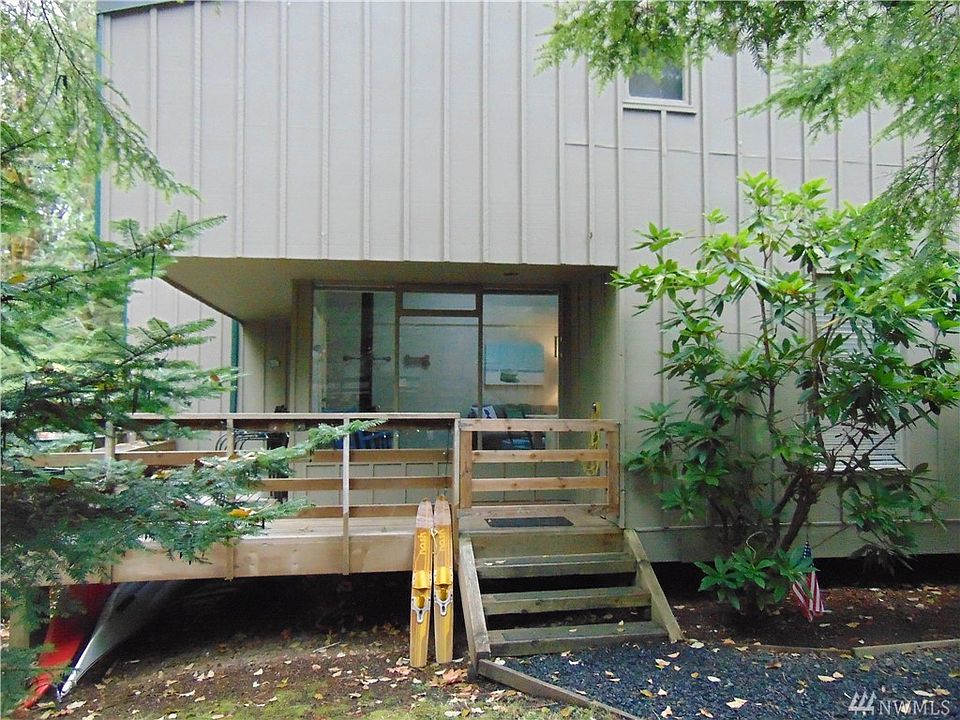 1st image of 711 E Pointes Dr W