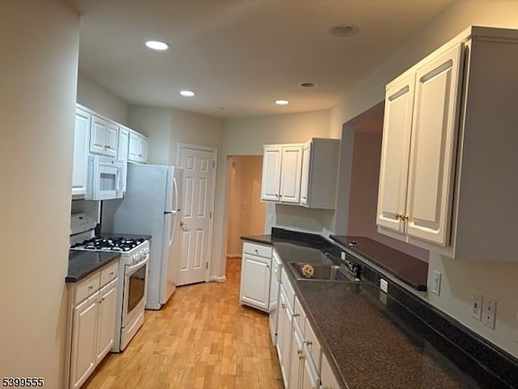 3rd image of 1104 Carter Dr