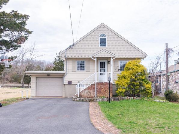 28 Enfield Ave, North Kingstown, RI 02852