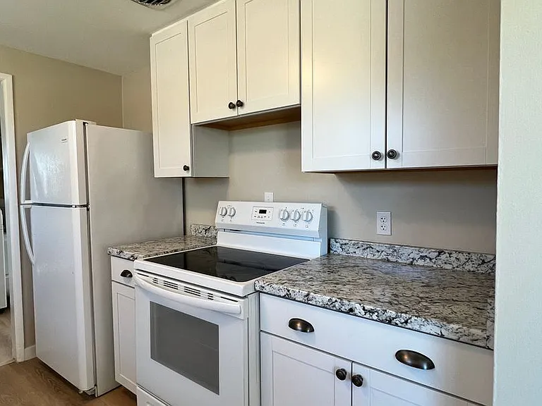 324 N Central Dr — Photo 7
