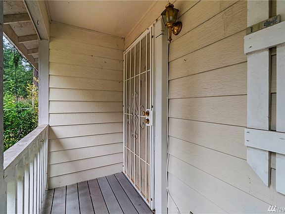 Covered front Porch!