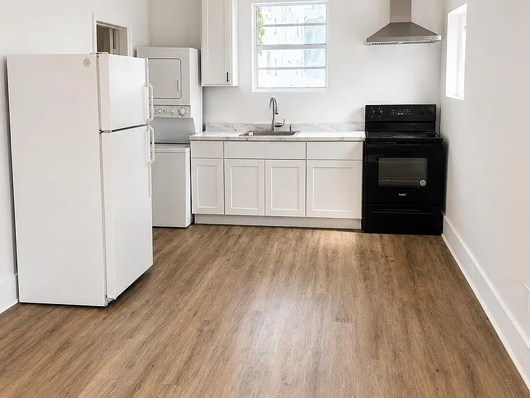 528 SW 3rd St — Photo 2