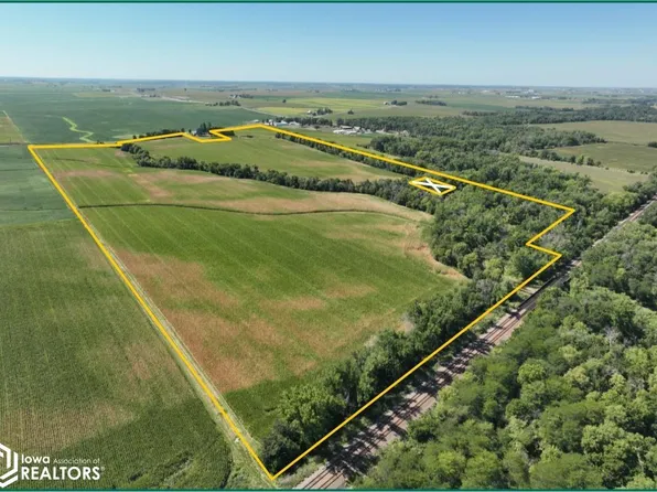 3227 77th Street Trl, Norway, IA 52318