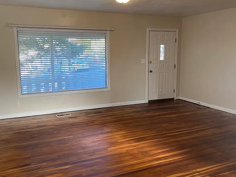 616 NW 5th St — Photo 5