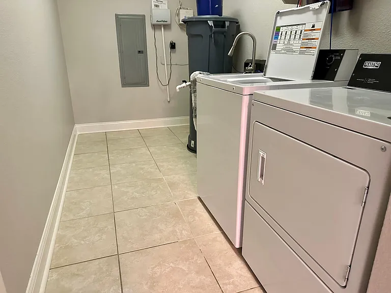 2050 Garden Crest Dr — Photo 10