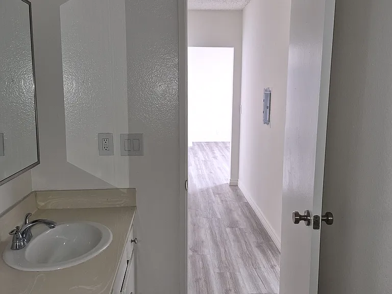 5545 Lindley Ave #10 — Photo 9