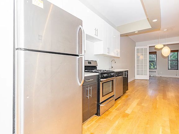3rd image of 338 Melrose St APT 2L