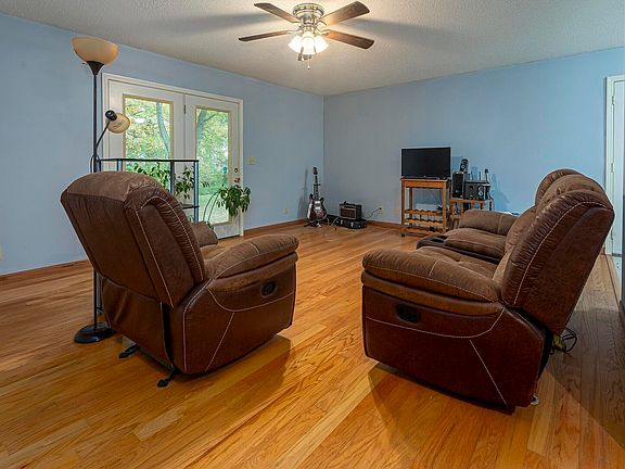 3rd image of 102 Weisbrook Ln