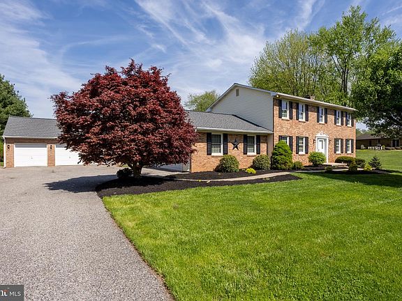 2nd image of 1921 Twin Lakes Dr