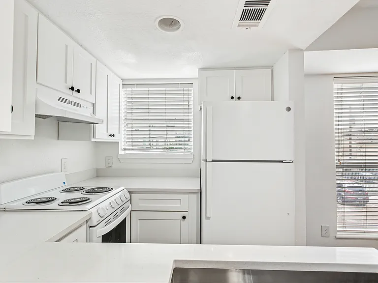 1901 N Fitzhugh Ave #19 — Photo 12