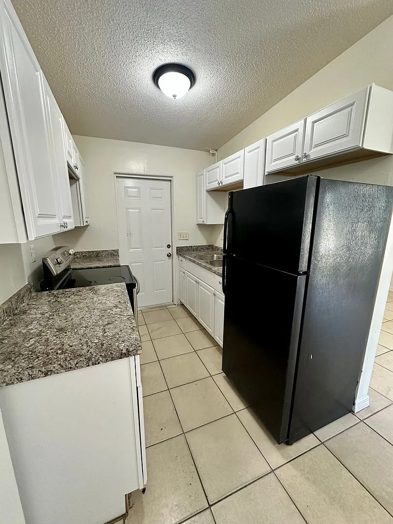 HC - Lawrence Street 3116 — Photo 3