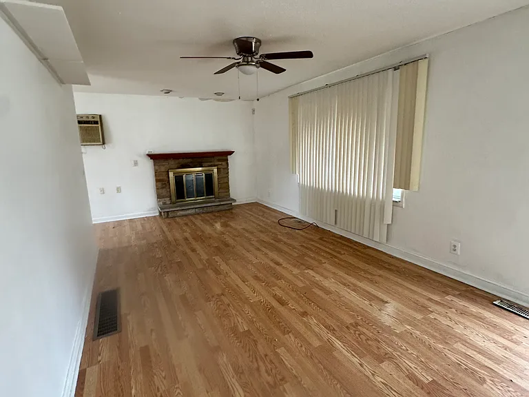 937 Barney Ave — Photo 2